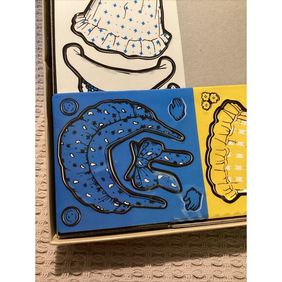 2017 Holly Hobbie Colorforms Classics Dress Up Set Toy Paper Doll with 4 Outfits - Picture 11 of 16